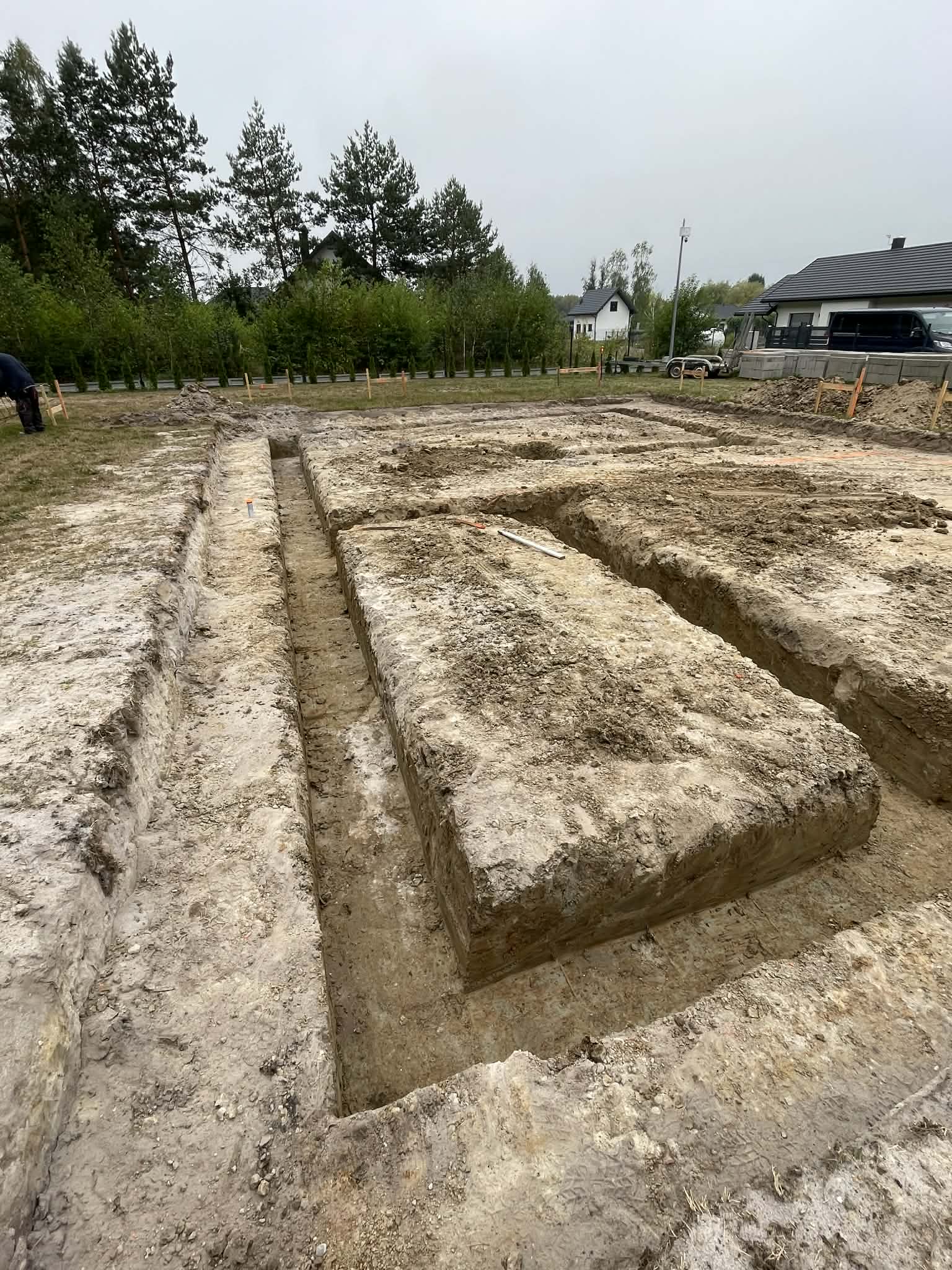 Realizacja 8 robót ziemnych, przyłączy i usług geodezyjnych KAM-KOP & GEOPRO